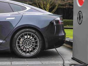 ¿Por qué los carros eléctricos necesitan llantas...